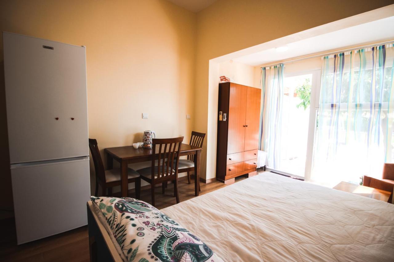 Moon-Light Studio Hotel Larnaca Bagian luar foto