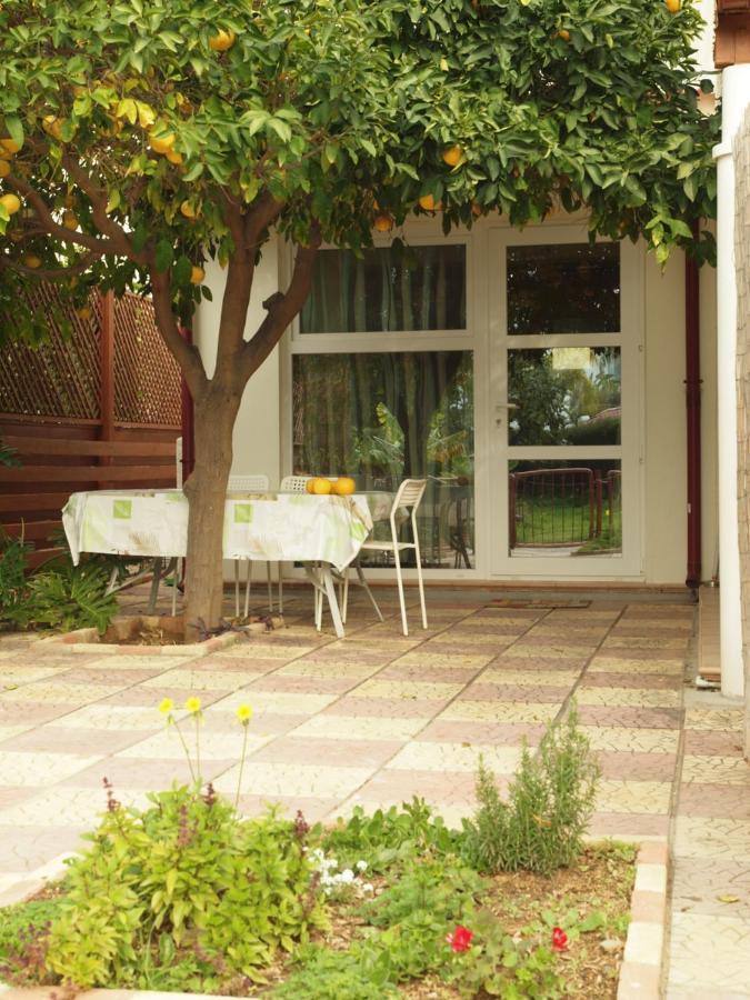 Moon-Light Studio Hotel Larnaca Bagian luar foto